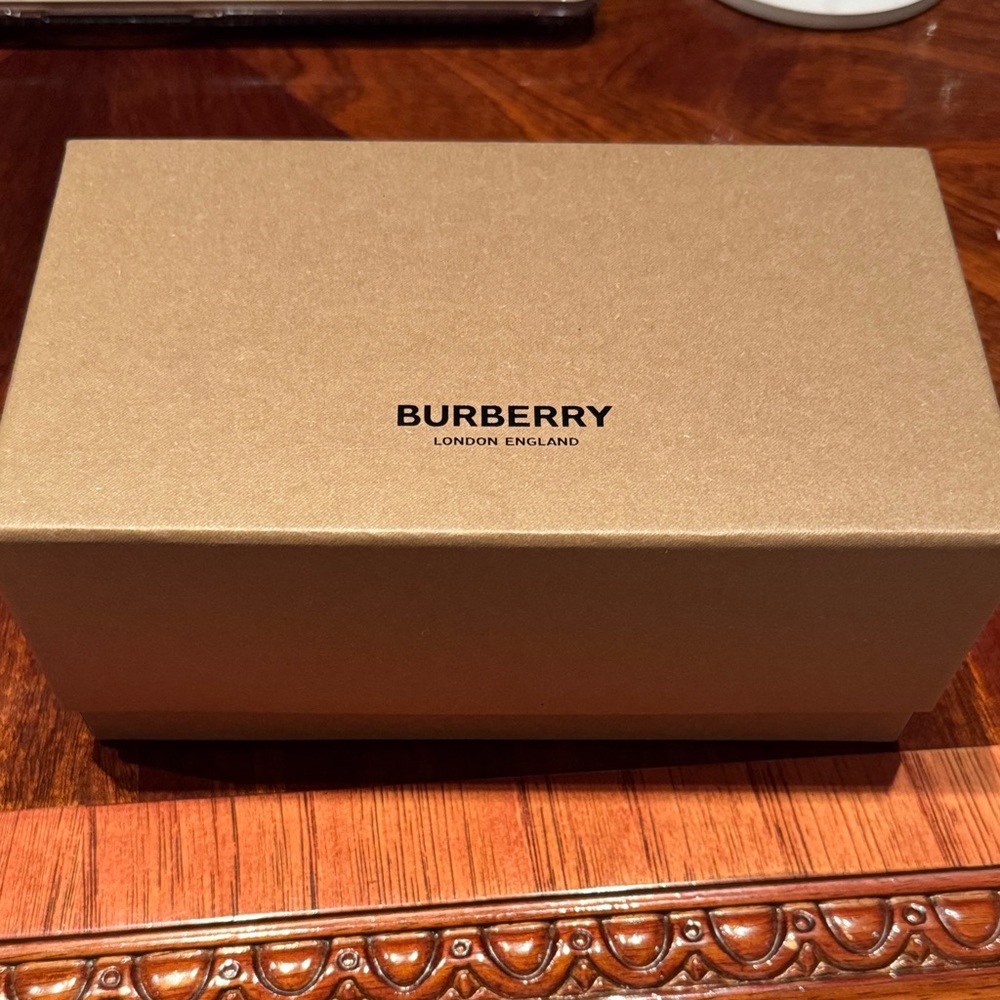 Burberry Purple and Black Women’s Sunglasses - Full Inclusion NIB - Picture 8 of 16